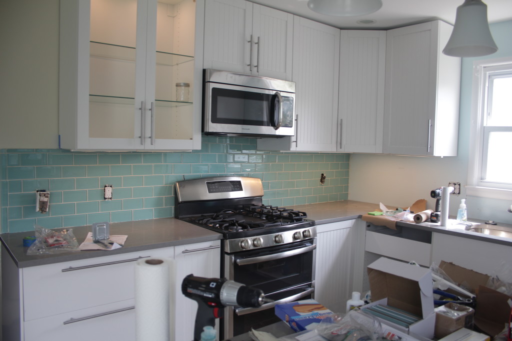 Kitchen, with half the backsplash and a working stove!